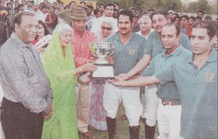 ( Late Maharani Gayatri Devi Presenting winner of Maharaja Prithi singh Cup 2007 )